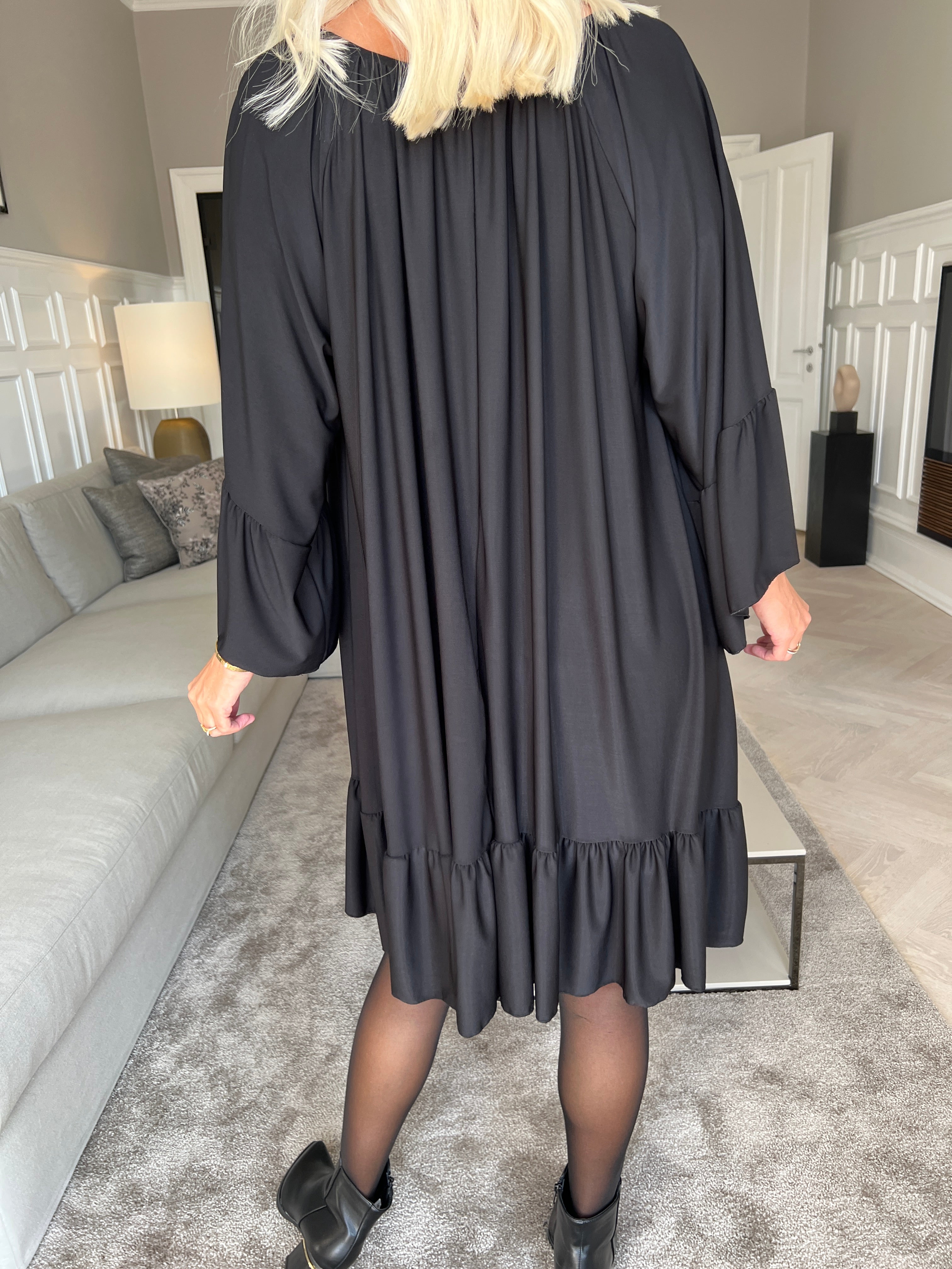 Novia - Svart elastisk klänning med volanger